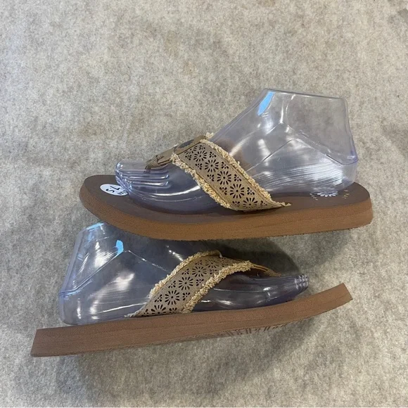 Yellow Box Tan Canvas Flip Flops Comfort Sandals Women’s Size 7.5 - Picture 3 of 8